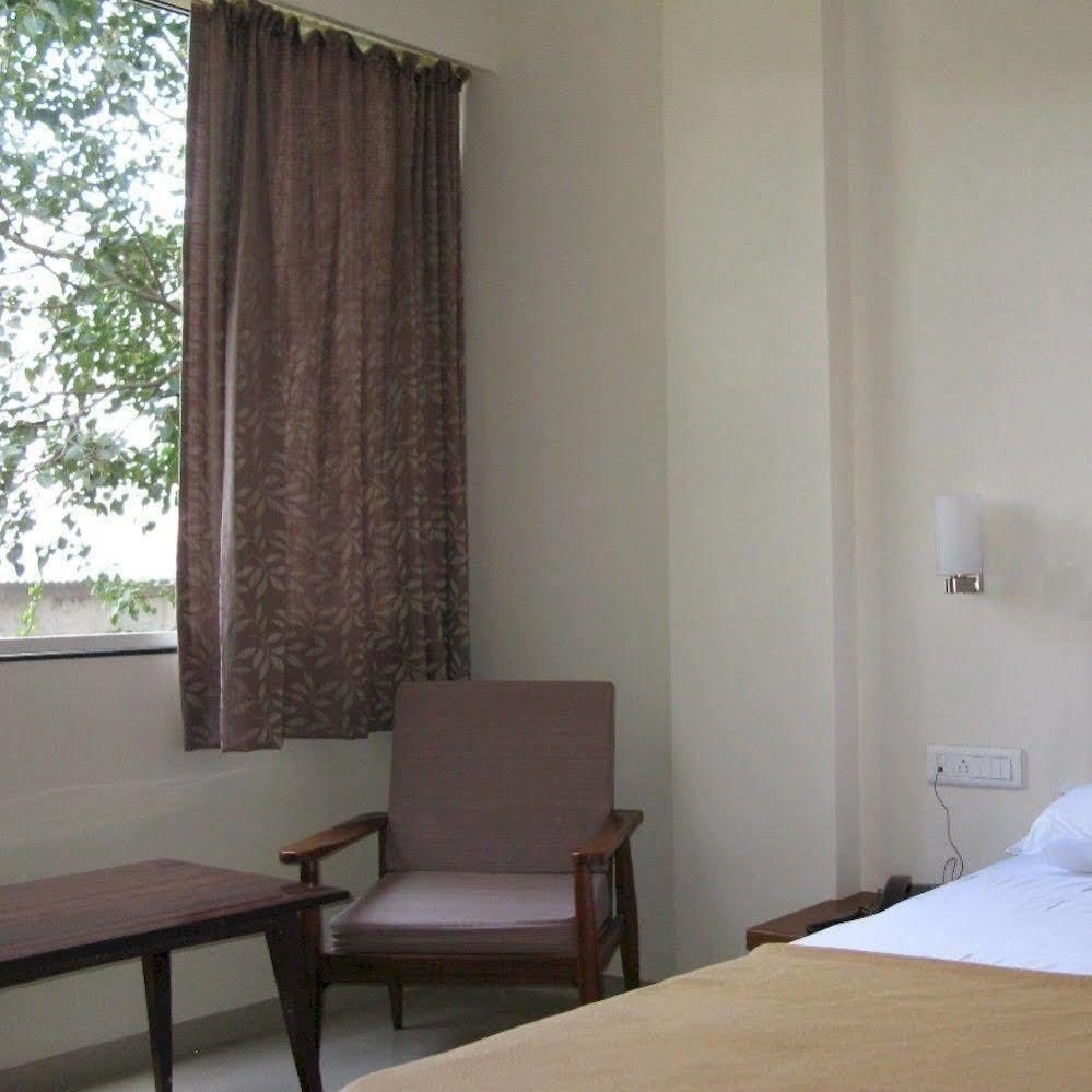 Oyo 1194 Hotel Gulmohr Pune Eksteriør billede