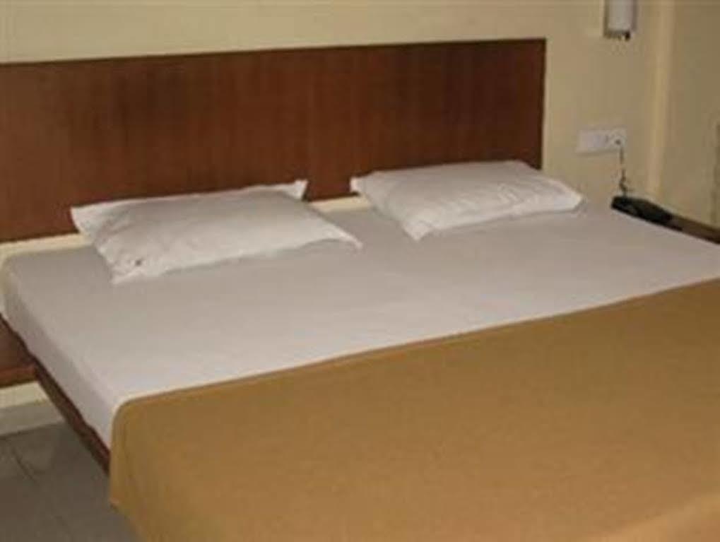 Oyo 1194 Hotel Gulmohr Pune Eksteriør billede